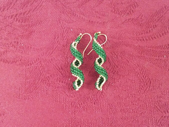 Curling Ribbon Earrings (Green)